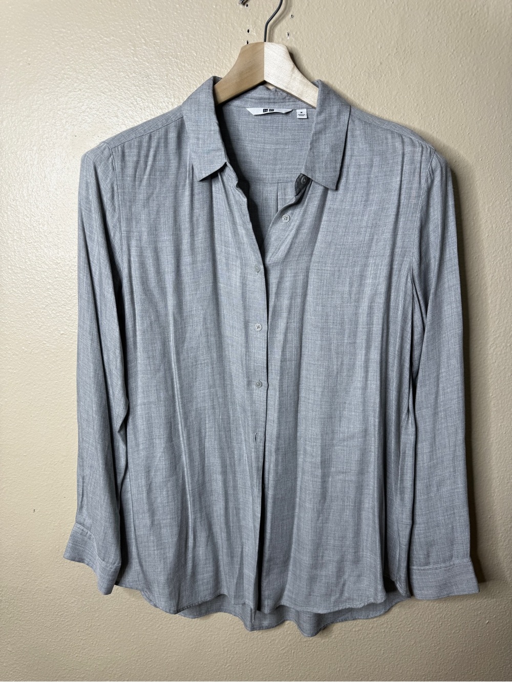 Uniqlo Women’s Gray Long Sleeve Button Down Shirt Blouse Size M Casual Workwear